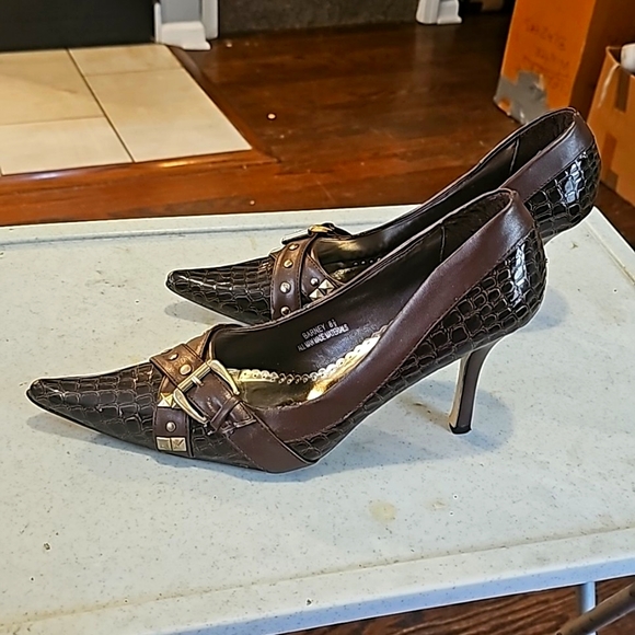 Red Circle Heels, Sz 8.5, Brown, Buckle Design Silvertone Round & Square Studs - Picture 6 of 16